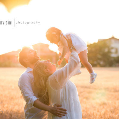 fotografia di famiglia felice nel grano