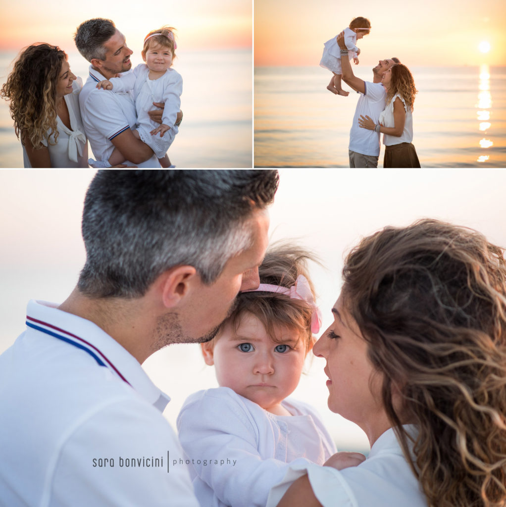 sessione fotografica di una famiglia felice al mare all'alba