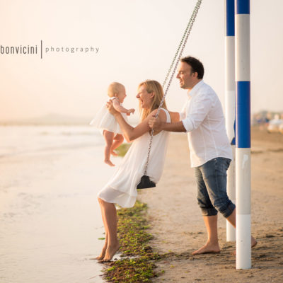 fotografia spontanea di una famiglia felice - ritratti contemporanei di famiglia