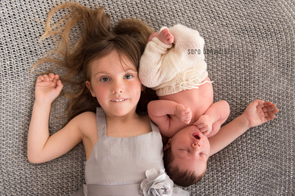 servizio fotografico neonato con sorellina 