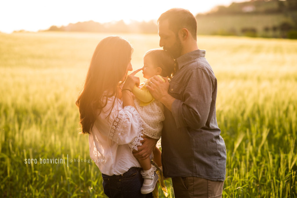 Fotografo Rimini | famiglia felice tra i campi di grano a Cesena 
